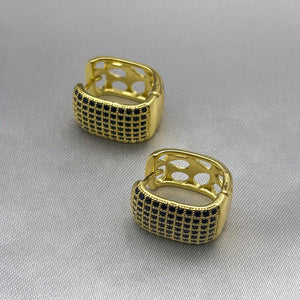#HOL135 - Huggie Cuadrada Con Zirconia Oro Laminado 18K