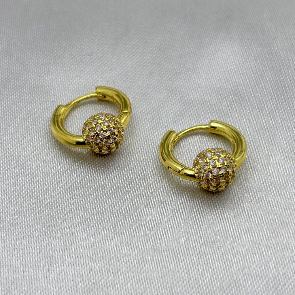 #HOL155 - Huggie Esfera Con Zirconia Oro Laminado 18K