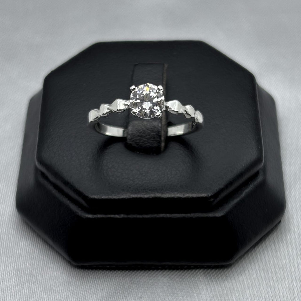 #AD142 - Anillo Relieve Con Zirconia Plata - A08/2.1