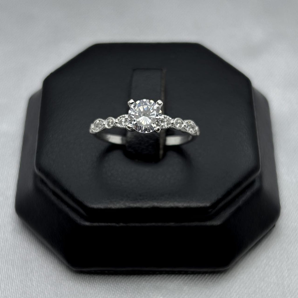 #AD180 - Anillo Con Zirconia Plata - B09/1.8