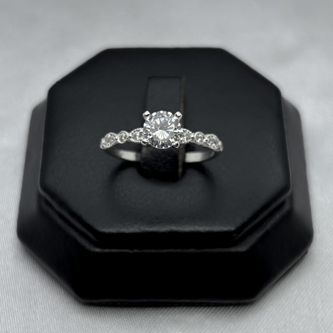 #AD180 - Anillo Con Zirconia Plata - B09/1.8