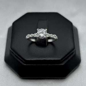 #AD180 - Anillo Con Zirconia Plata - B09/1.8