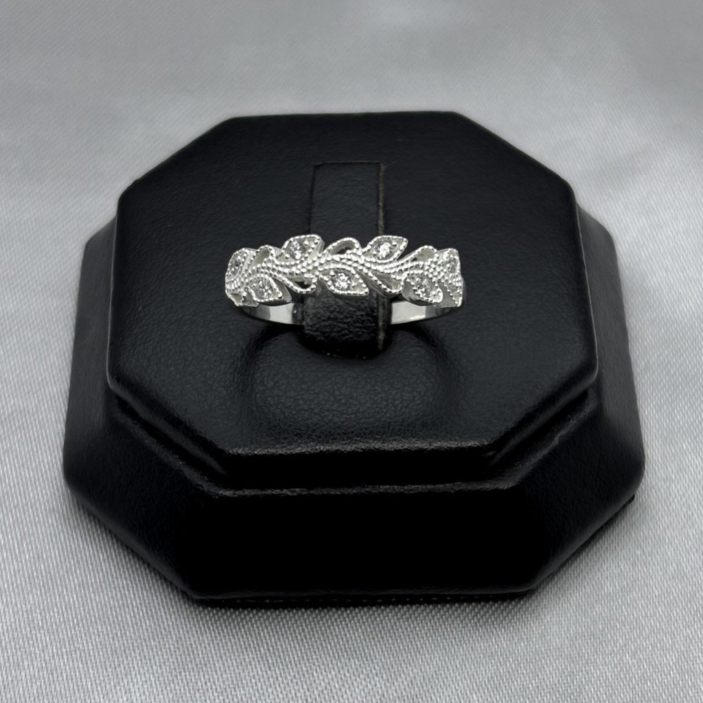 #AD209 - Anillo Hoja Pinada Con Zirconia Plata - B09/2.2