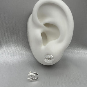 #BR275 - Broquel Doble C Tipo Chanel Con Zirconia Plata - F39