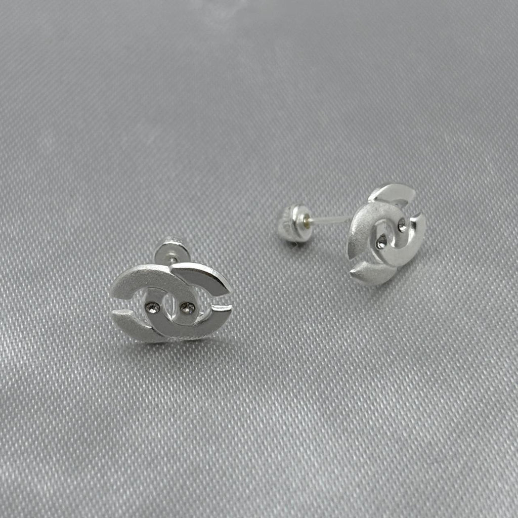 #BR275 - Broquel Doble C Tipo Chanel Con Zirconia Plata - F39