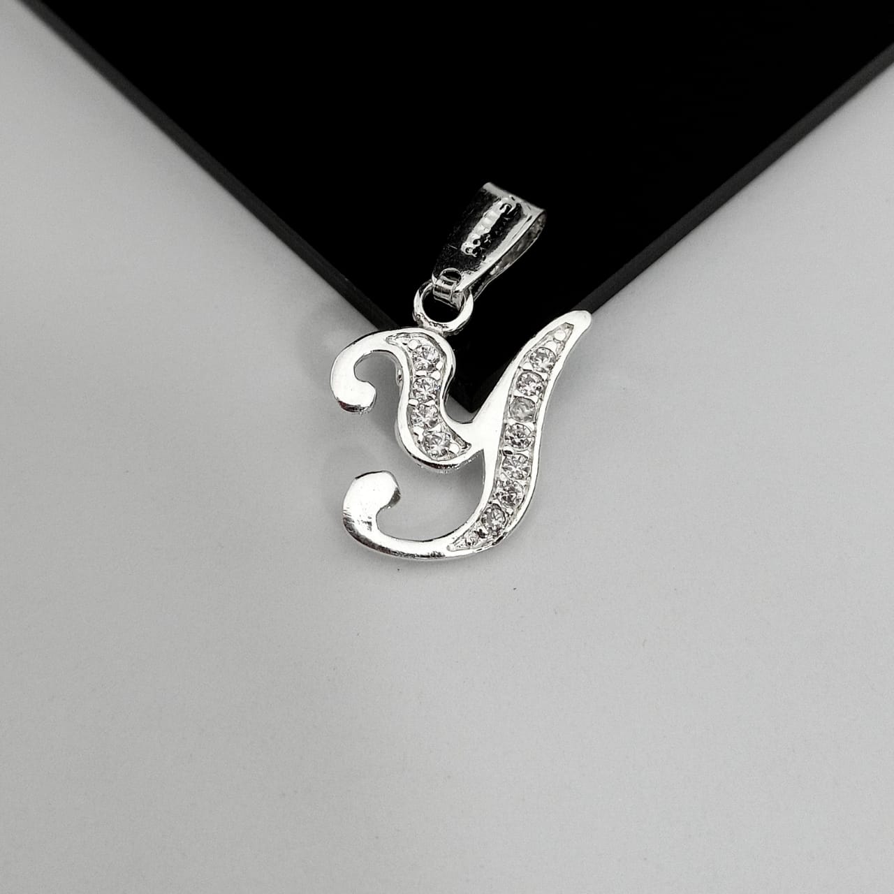 #D116 - Dije De Letra Con Zirconia De Plata - B09/1.5