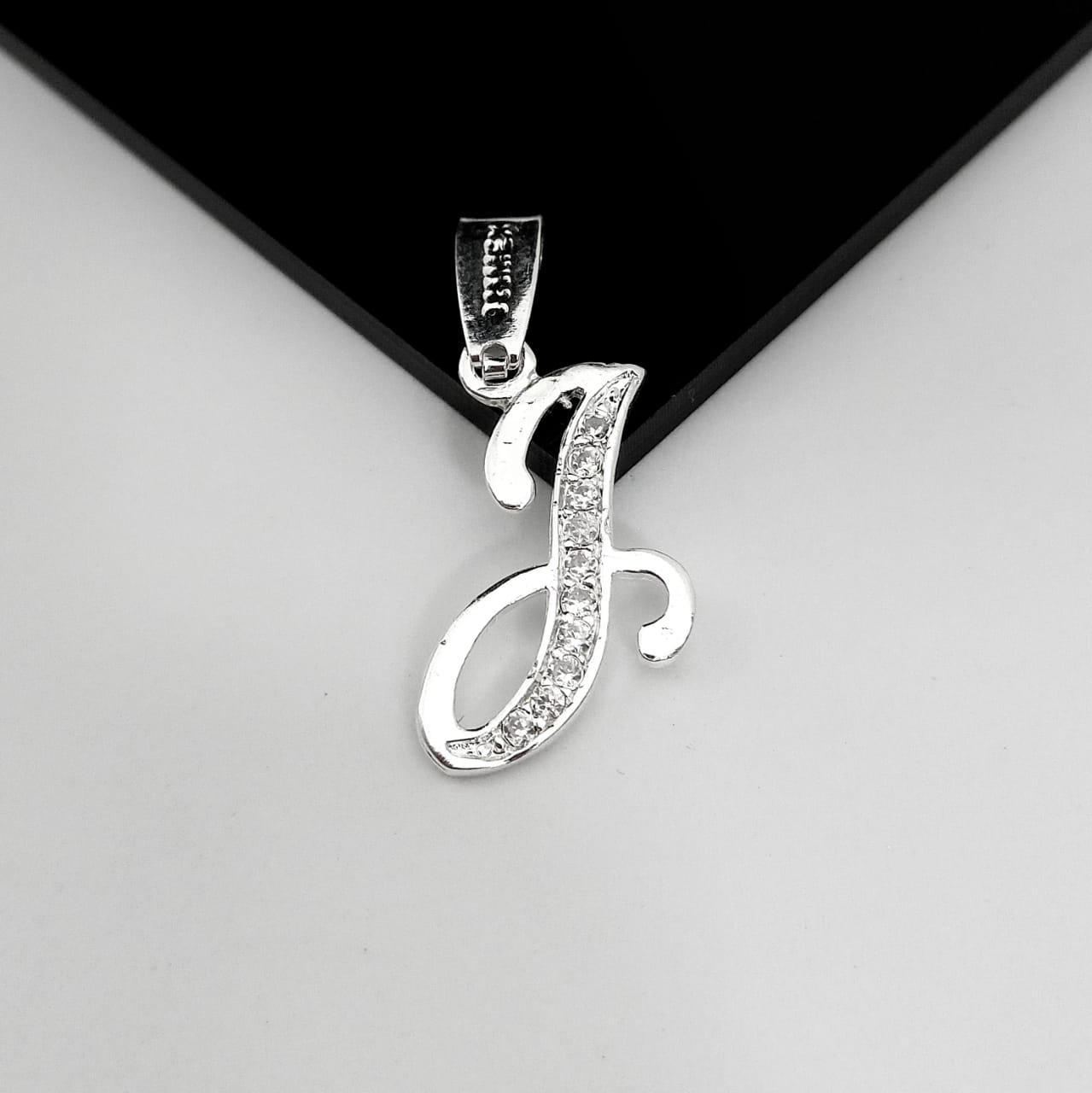 #D116 - Dije De Letra Con Zirconia De Plata - B09/1.5