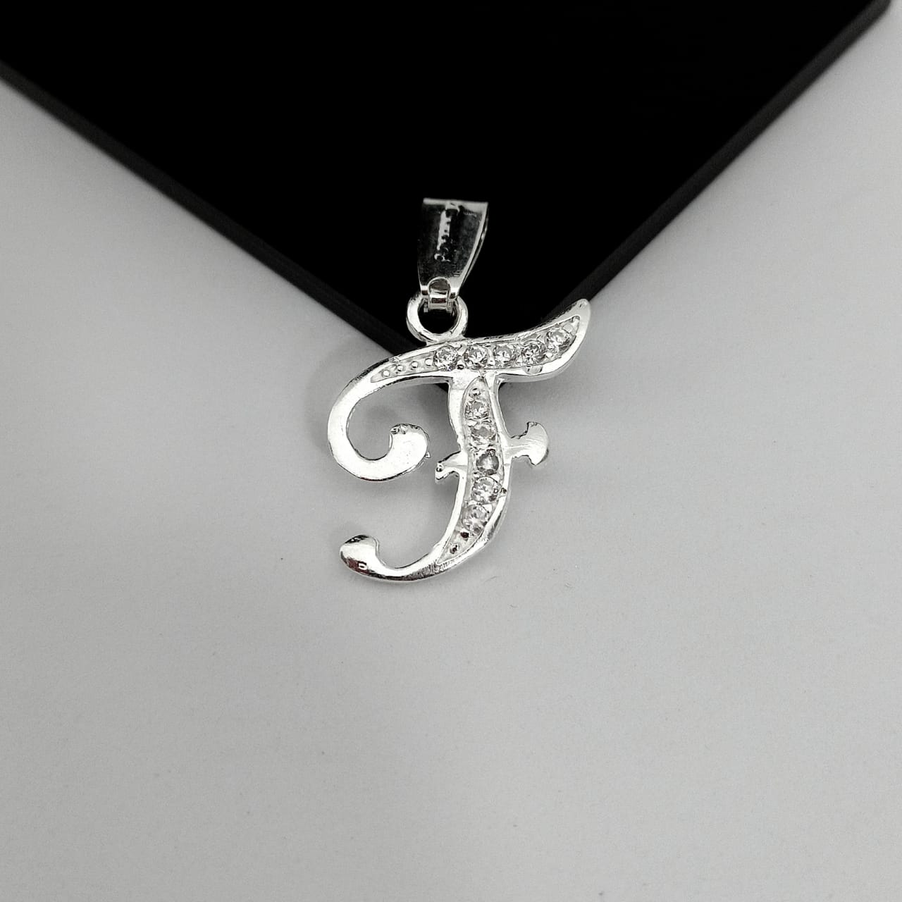 #D116 - Dije De Letra Con Zirconia De Plata - B09/1.5