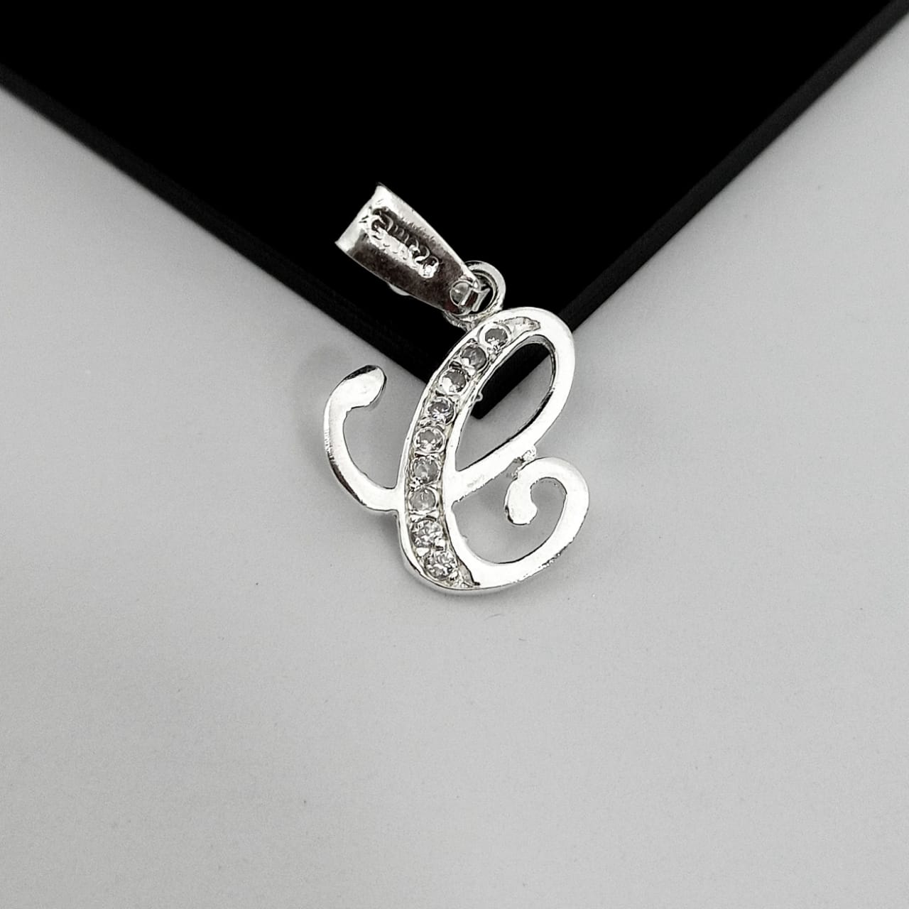 #D116 - Dije De Letra Con Zirconia De Plata - B09/1.5