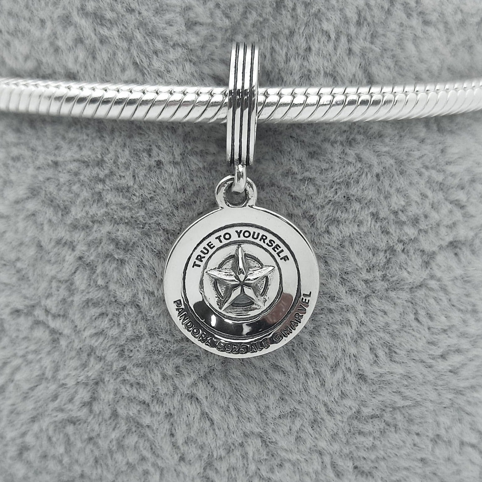 #PAN142 - Charm De Escudo De Capitán América Plata - B11/2.5