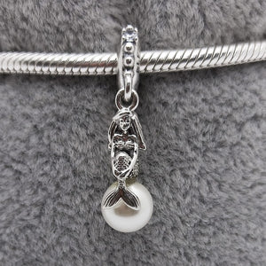 #PAN182 - Charm Sirena Sentada Sobre Perla/Ariel La Sirenita Con Zirconia Plata - B11/2.4