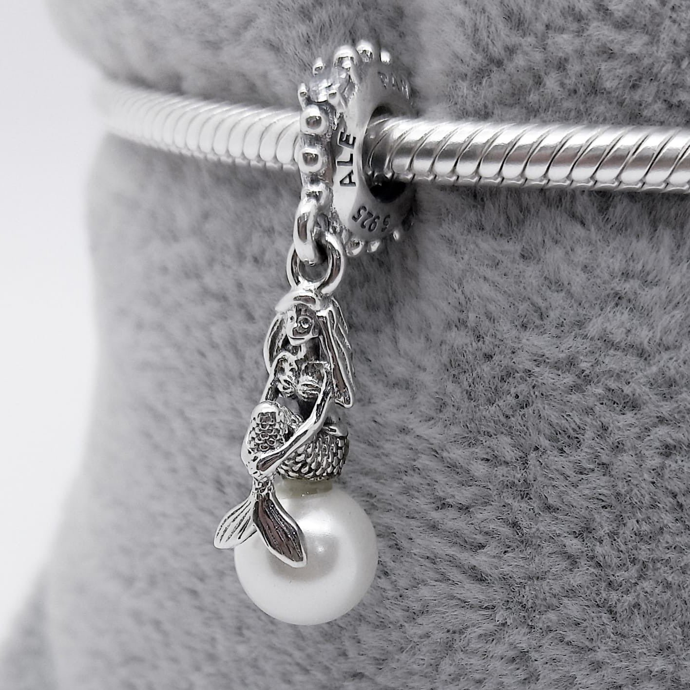 #PAN182 - Charm Sirena Sentada Sobre Perla/Ariel La Sirenita Con Zirconia Plata - B11/2.4