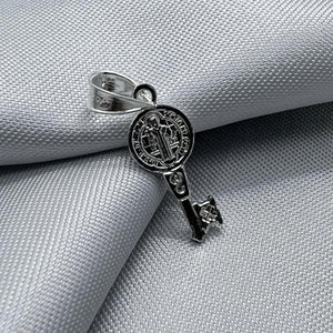 #D174 - Dije De Llave De San Benito Plata - CE1.7